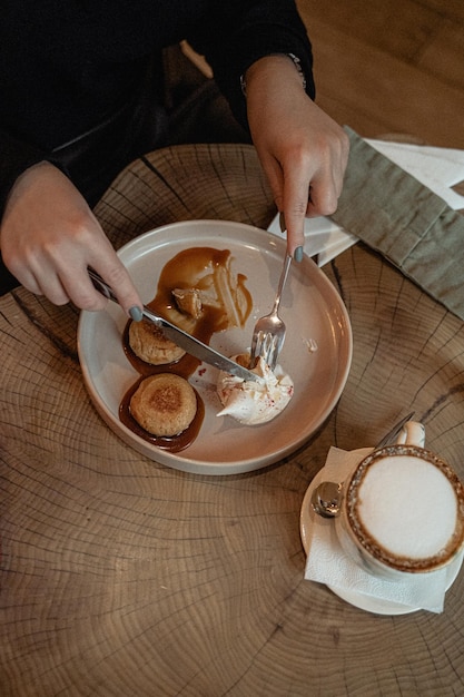 Kuchár pripravil tanier s jedlom